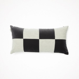 위켄드인 velvet checkered cushion - dark gray 30 x 60