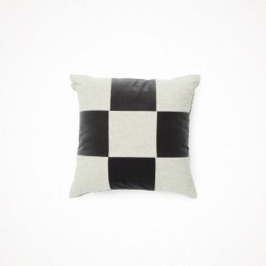 위켄드인 velvet checkered cushion - dark gray 45 x 45