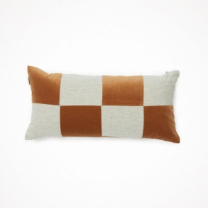위켄드인 velvet checkered cushion - camel 30 x 60