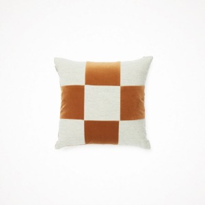 위켄드인 velvet checkered cushion - camel 45 x 45