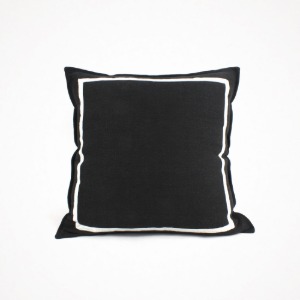 위켄드인 black chunky linen cushion 50 x 50
